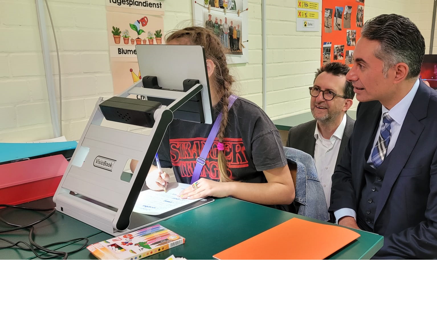 Dr.%20med.%20El-Husseiny%20und%20Minister%20Jost%20mit%20Sch%C3%BClerin%20am%20Leseger%C3%A4t Dr.%20med.%20El-Husseiny%20und%20Minister%20Jost%20mit%20Sch%C3%BClerin%20am%20Leseger%C3%A4t